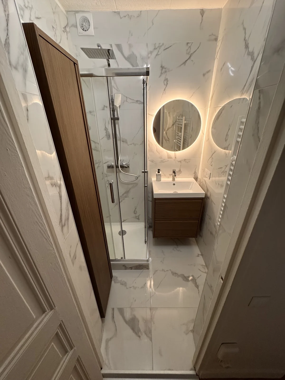 Salle de bain effet marbre et miroir lumineux