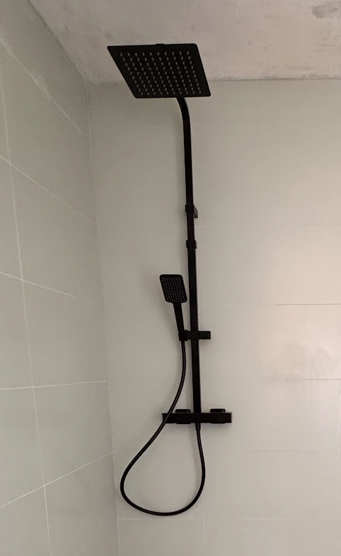 Colonne de douche noire avec pommeau carré et douchette
