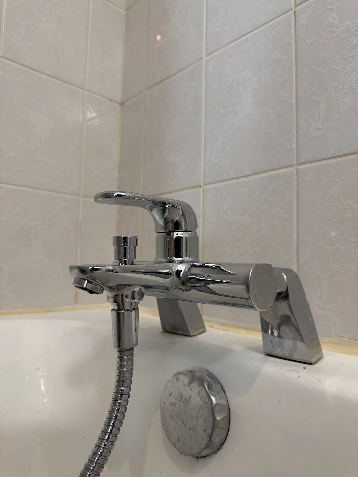 Mitigeur chromé de baignoire avec flexible de douche