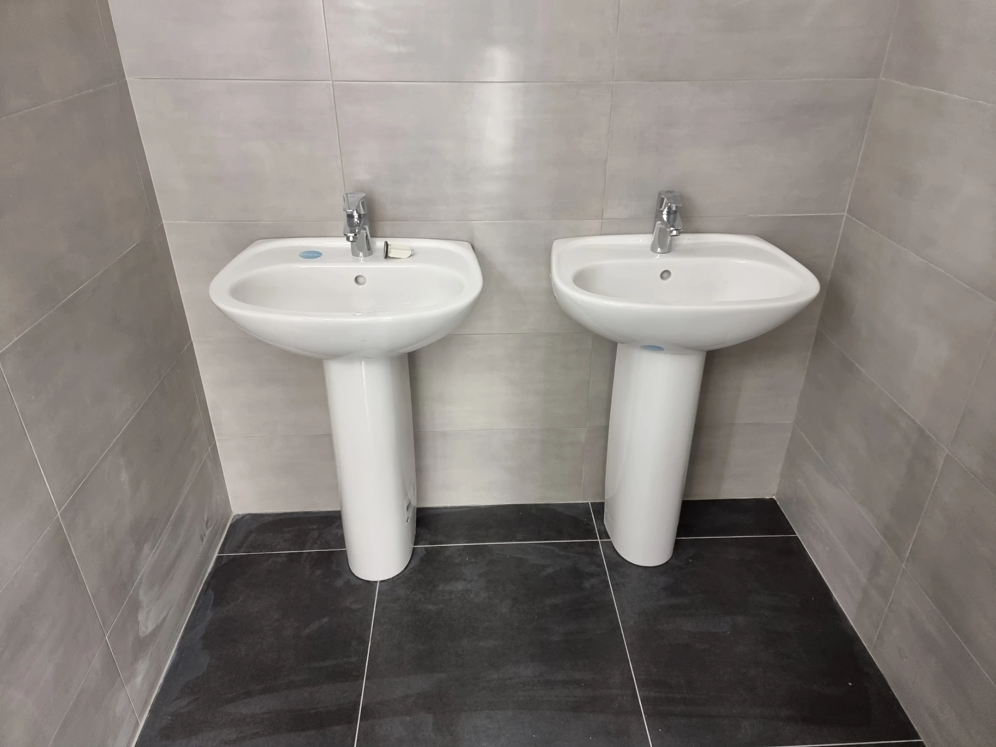 Deux lavabos sur colonne avec mitigeurs