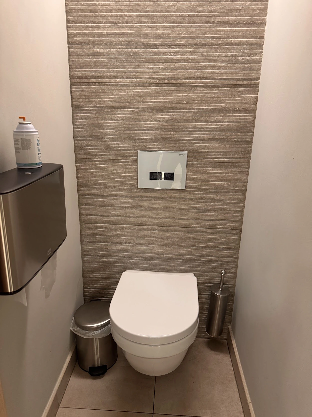 WC suspendu avec plaque de commande murale